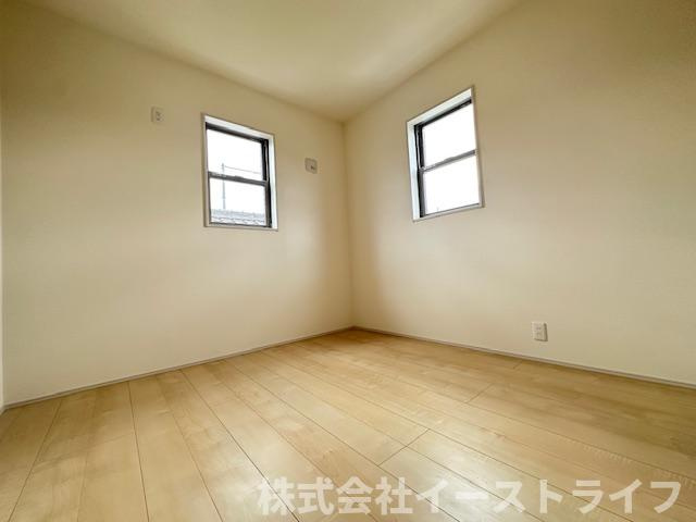 【新築戸建】　いわき市四倉町上仁井田2期　長期優良住宅の洋室|同社施工写真　フローリングのお部屋は耐久性があり傷がつきにくいので、一般的な使用ではメンテナンスはあまり必要ありません。また、汚れたらさっと拭き取るだけで、キレイな状態を保つことができます。
