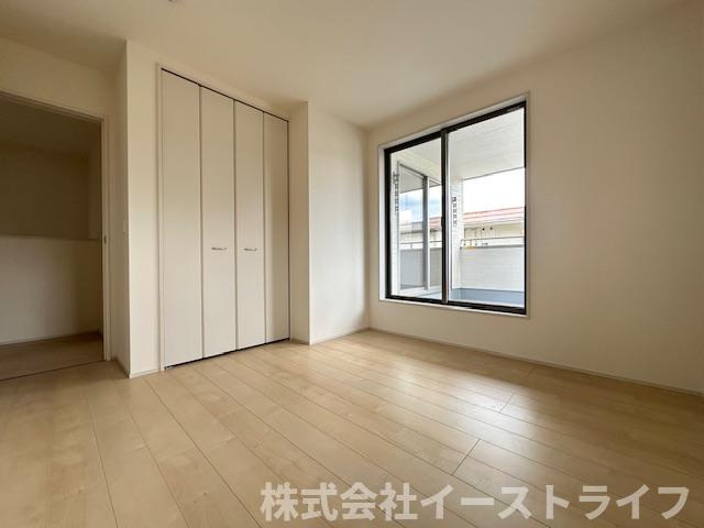 【新築戸建】　いわき市四倉町上仁井田2期　長期優良住宅の洋室|同社施工写真　窓から日が差し込む明るい洋室。シンプルな造りなので配置するインテリア次第でお好きなお部屋の雰囲気に変えられます。