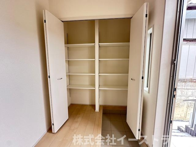 【新築戸建】　いわき市四倉町上仁井田2期　長期優良住宅の収納|同社施工写真　きれいで明るい玄関で、収納力もたっぷりのシューズクローゼットがついています