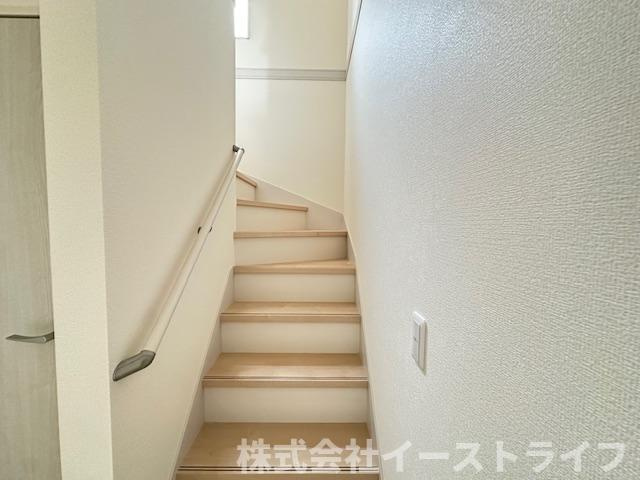 【新築戸建】　いわき市四倉町上仁井田2期　長期優良住宅の内装|同社施工写真　階段には手すりが付いているので上り下りも安心です。