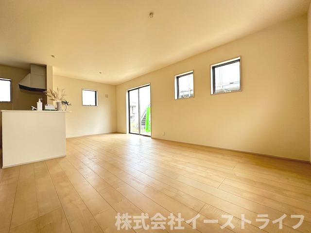 【新築戸建】　いわき市四倉町上仁井田2期　長期優良住宅の居間・リビング|同社施工写真　一日の中で多くの時間を過すことになるリビングダイニングだからこそ、いつも穏やかな空間であることが必然。爽やかな通風と採光を存分に感じる事が出来る空間です。