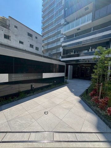 大阪市浪速区下寺３丁目の賃貸マンションのエントランス