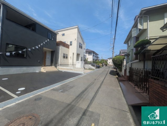 5日(土)6日(日)現地ご見学可能！　枚方市楠葉野田　全2邸の前面道路含む現地写真|周辺は閑静な住宅街！前面道路広々で車の出し入れも便利です。駐車が苦手な方でも安心して車庫入れできます！