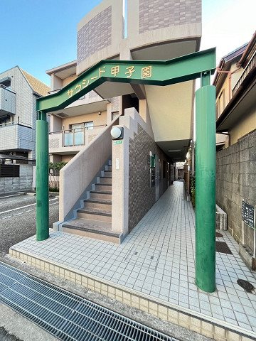 サクシード甲子園のエントランス