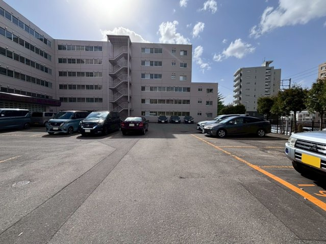チュリス澄川の駐車場