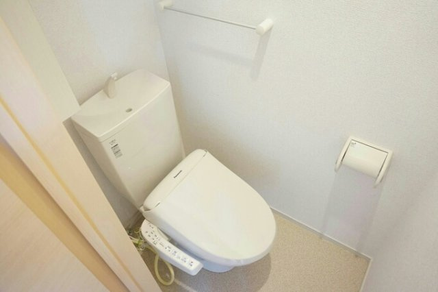 コンパクトで使いやすいトイレです