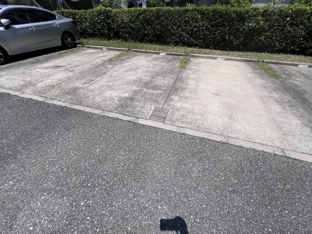 アヴニール鹿の子台6号棟の駐車場