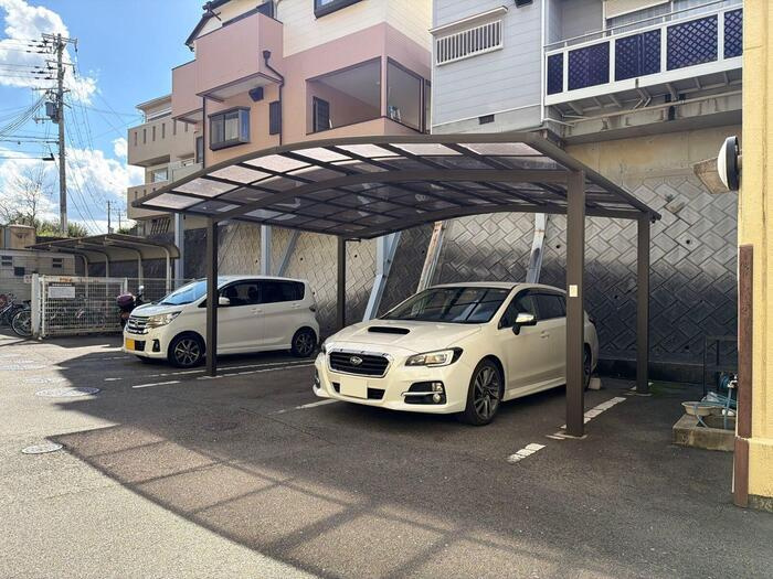 クレール加茂の駐車場