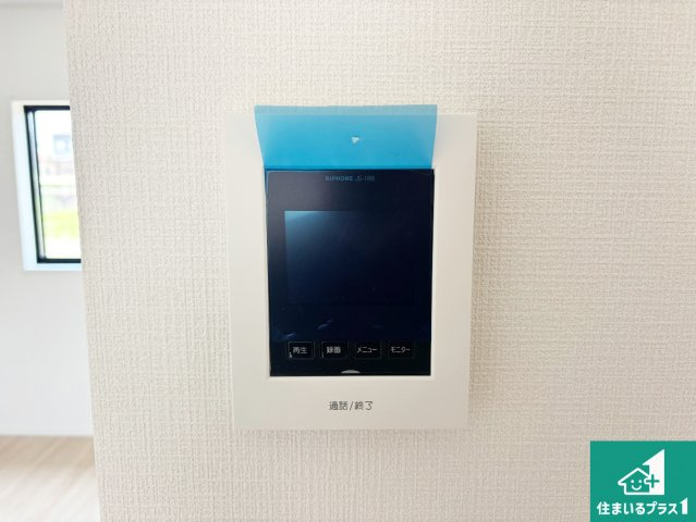 ■枚方市釈尊寺町　第4期　新築一戸建ての防犯設備|カラーモニターインターホン！声だけでなく来訪者の姿や顔がモニターで確認できるので、小さなお子様がいらっしゃるご家庭でも安心できます！