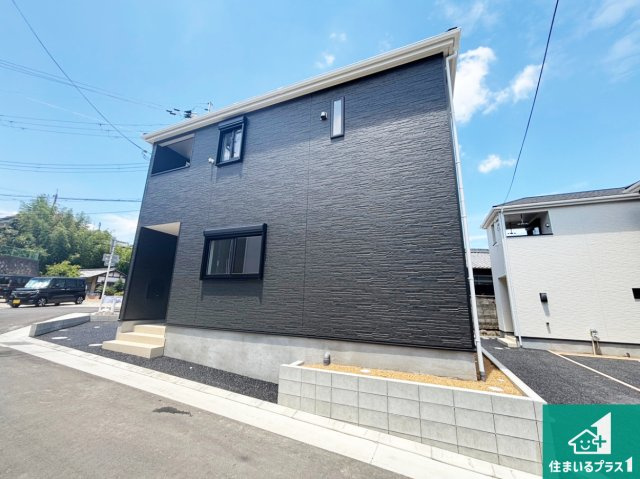 ■枚方市釈尊寺町　第4期　新築一戸建ての前面道路含む現地写真|周辺は閑静な住宅街！前面道路広々で車の出し入れも便利です。駐車が苦手な方でも安心して車庫入れできます！
