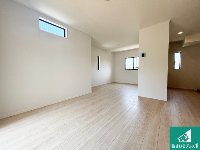 ■枚方市釈尊寺町　第4期　新築一戸建ての居間・リビング|日当たり良好の明るいリビングで朝の目覚めもスッキリできそう！対面キッチンでご家族のコミュニケーションも自然と増える設計！小さなお子様が遊ぶスペースを作っても広々とくつろげるLDK！