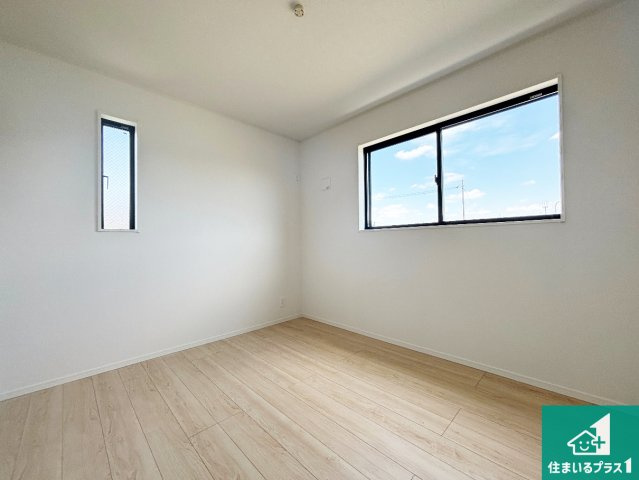 ■枚方市釈尊寺町　第4期　新築一戸建ての洋室|シンプルな洋室は、自分好みのインテリアが楽しめます♪ご家族とインテリアや家具を選びに行くのは物件購入時の醍醐味の一つです。ぜひお楽しみください♪
