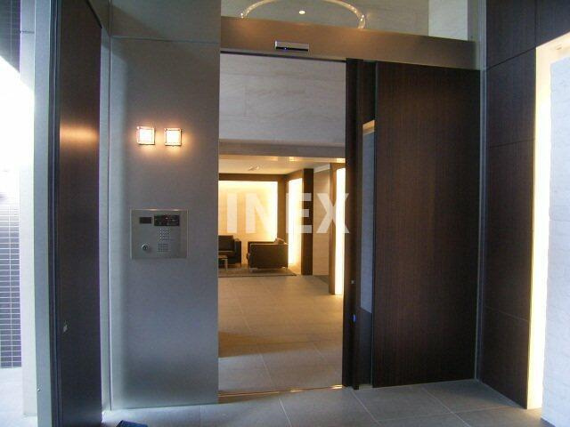 横浜市中区初音町３丁目の賃貸マンションのエントランス