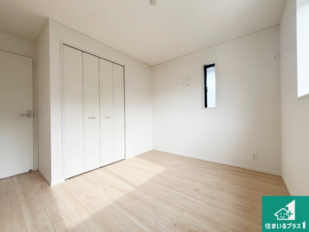 ■枚方市釈尊寺町　第4期　新築一戸建ての洋室|シンプルな洋室は、自分好みのインテリアが楽しめます♪ご家族とインテリアや家具を選びに行くのは入居時の醍醐味の一つです。ぜひお楽しみください♪