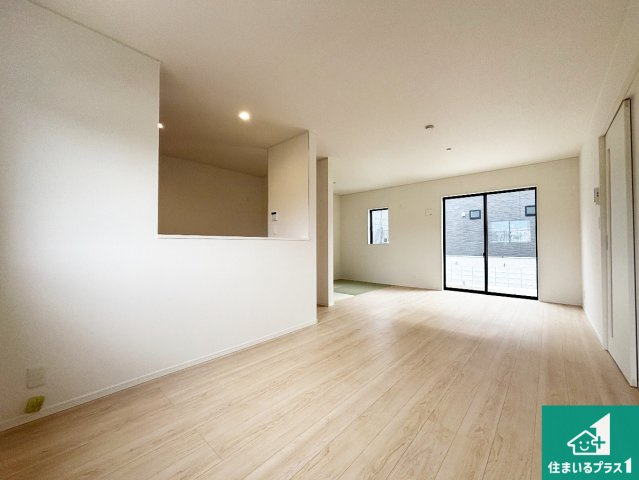 ■枚方市釈尊寺町　第4期　新築一戸建ての居間・リビング|シンプルなリビングは、観葉植物等のインテリアを楽しめますね！パパ好みにも、ママ好みにも家具次第で雰囲気を変えることができます！