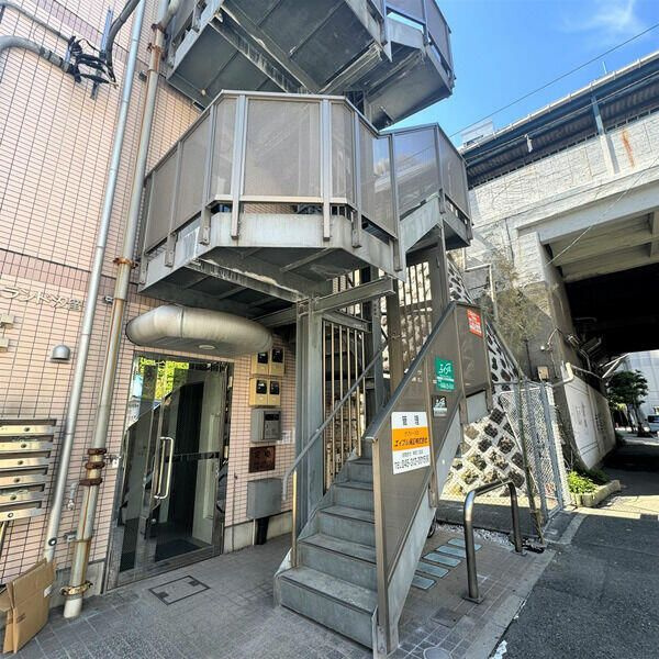 横須賀市汐入町２丁目の賃貸マンションのエントランス