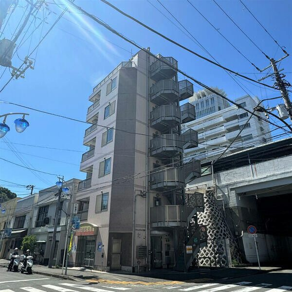 横須賀市汐入町２丁目の賃貸マンションの外観