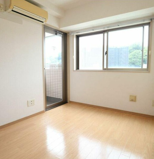 横須賀市汐入町２丁目の賃貸マンションの居間・リビング