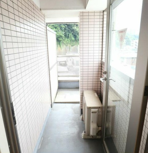 横須賀市汐入町２丁目の賃貸マンションのバルコニー