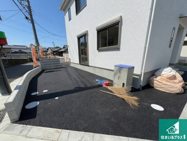 ■枚方市釈尊寺町　第4期　新築一戸建ての駐車場|駐車スペース！散水栓があるので、こまめに愛車を洗えます！シンプルなトイレは落ち着く空間！お手入れも簡単です！