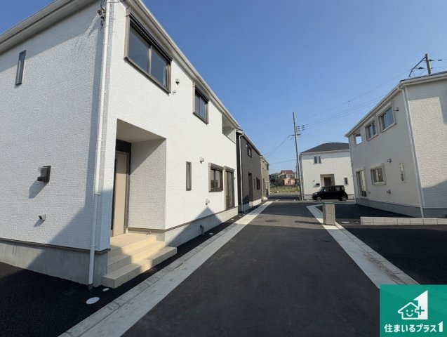 ■枚方市釈尊寺町　第4期　新築一戸建ての前面道路含む現地写真|周辺は閑静な住宅街！前面道路広々で車の出し入れも便利です。駐車が苦手な方でも安心して車庫入れできます！
