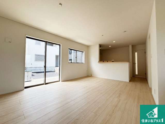 ■枚方市釈尊寺町　第4期　新築一戸建ての居間・リビング|シンプルなリビングは、観葉植物等のインテリアを楽しめますね！パパ好みにも、ママ好みにも家具次第で雰囲気を変えることができます！