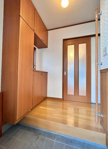 厚木市上荻野　中古戸建の玄関