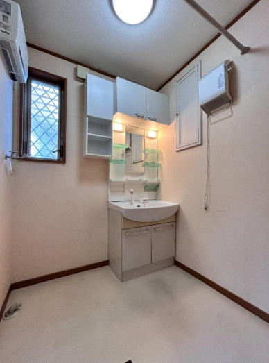 厚木市上荻野　中古戸建の洗面所