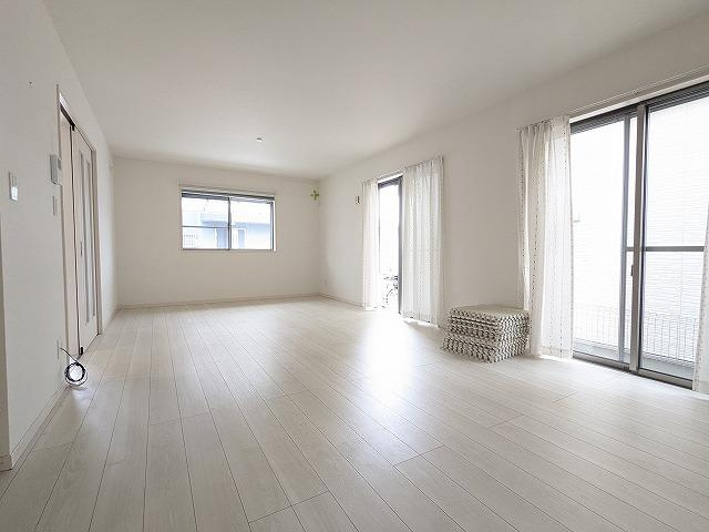 出口5丁目　中古一戸建ての居間・リビング|LDK20.0帖
■物件内覧・資金計画相談・住宅ローン相談、リフォーム相談、お問合せ受付中■
※当日・翌日のご内覧、ご相談はお電話でのお問合せがスムーズです！