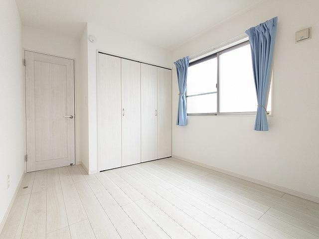 出口5丁目　中古一戸建ての洋室|洋室5.25帖　クローゼット
■物件内覧・資金計画相談・住宅ローン相談、リフォーム相談、お問合せ受付中■
※当日・翌日のご内覧、ご相談はお電話でのお問合せがスムーズです！