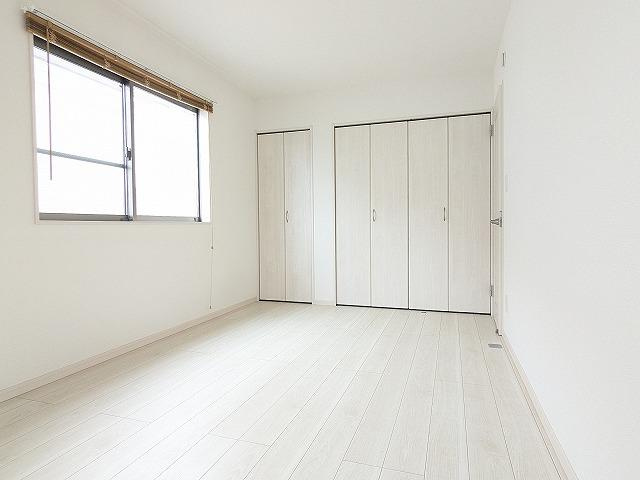 出口5丁目　中古一戸建ての寝室|洋室7.5帖　クローゼット
■物件内覧・資金計画相談・住宅ローン相談、リフォーム相談、お問合せ受付中■
※当日・翌日のご内覧、ご相談はお電話でのお問合せがスムーズです！