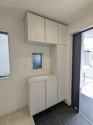出口5丁目　中古一戸建ての玄関|シューズボックス
■物件内覧・資金計画相談・住宅ローン相談、リフォーム相談、お問合せ受付中■
※当日・翌日のご内覧、ご相談はお電話でのお問合せがスムーズです！