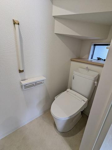 出口5丁目　中古一戸建てのトイレ|温水洗浄便座
■物件内覧・資金計画相談・住宅ローン相談、リフォーム相談、お問合せ受付中■
※当日・翌日のご内覧、ご相談はお電話でのお問合せがスムーズです！