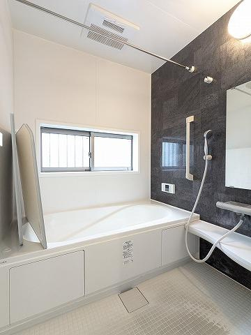 出口5丁目　中古一戸建ての浴室|ユニットバス
■物件内覧・資金計画相談・住宅ローン相談、リフォーム相談、お問合せ受付中■
※当日・翌日のご内覧、ご相談はお電話でのお問合せがスムーズです！