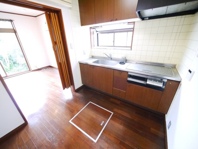 八街市文違　中古戸建のキッチン|内装リフォーム済み令和8年4月 カーポート駐車2台（並列） IH システムキッチン・2階にもトイレ