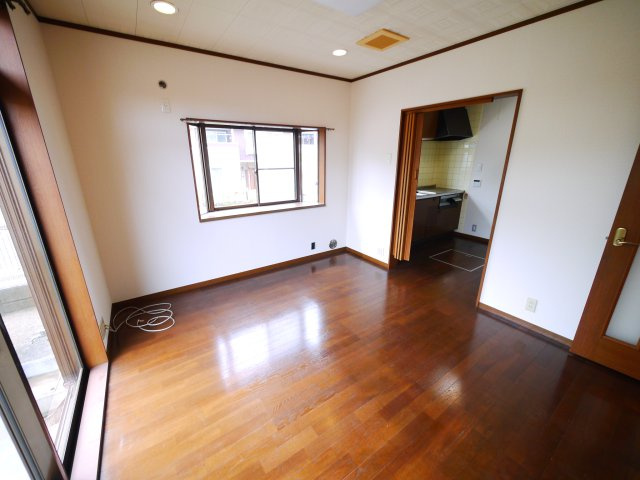 八街市文違　中古戸建の居間・リビング|内装リフォーム済み令和8年4月 カーポート駐車2台（並列） IH システムキッチン・2階にもトイレ