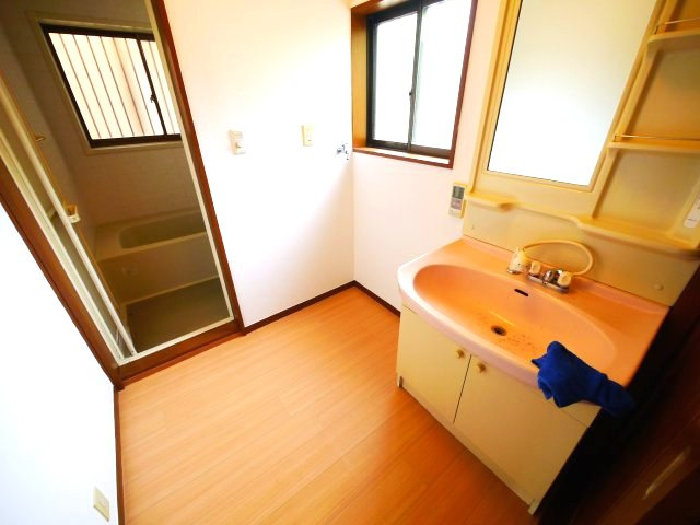 八街市文違　中古戸建の独立洗面台|内装リフォーム済み令和8年4月 カーポート駐車2台（並列） IH システムキッチン・2階にもトイレ