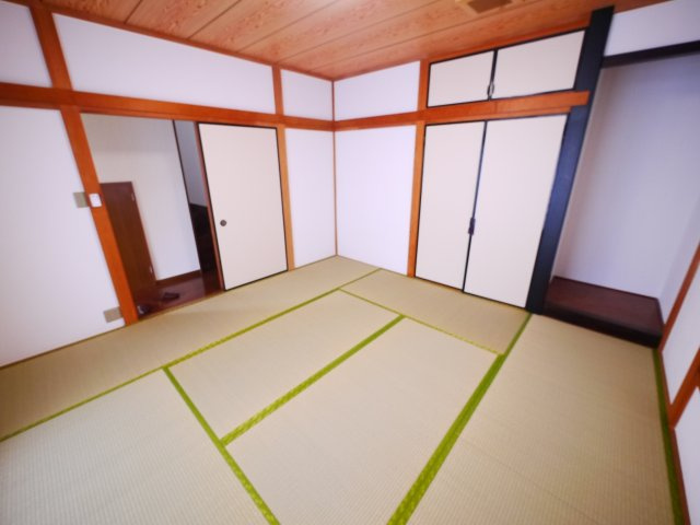 八街市文違　中古戸建の和室|内装リフォーム済み令和8年4月 カーポート駐車2台（並列） IH システムキッチン・2階にもトイレ