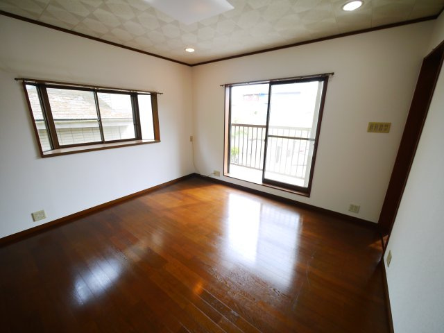 八街市文違　中古戸建の洋室|内装リフォーム済み令和8年4月 カーポート駐車2台（並列） IH システムキッチン・2階にもトイレ