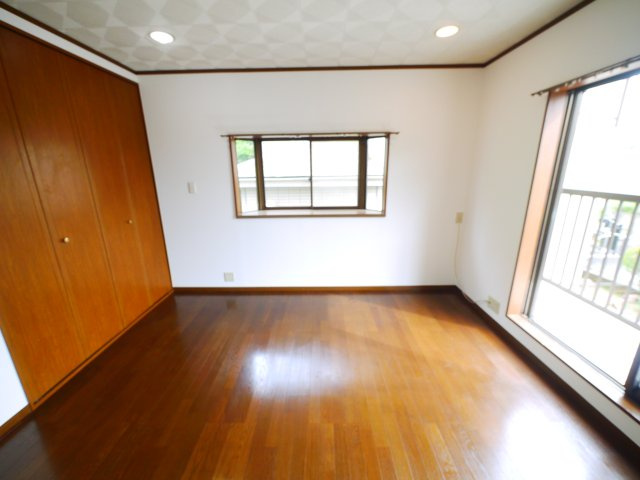八街市文違　中古戸建の洋室|内装リフォーム済み令和8年4月 カーポート駐車2台（並列） IH システムキッチン・2階にもトイレ