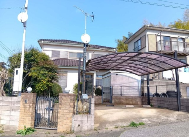 八街市文違　中古戸建の外観|内装リフォーム済み令和8年4月 カーポート駐車2台（並列） IH システムキッチン・2階にもトイレ