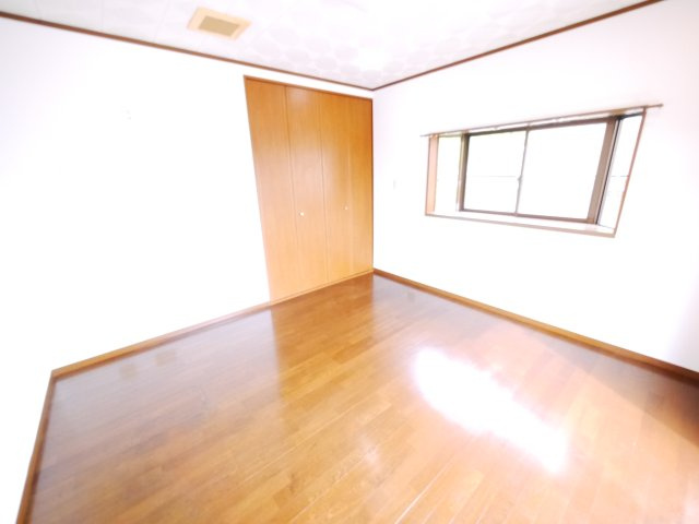 八街市文違　中古戸建の洋室|内装リフォーム済み令和8年4月 カーポート駐車2台（並列） IH システムキッチン・2階にもトイレ