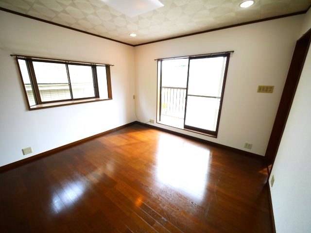 八街市文違　中古戸建の洋室|内装リフォーム済み令和8年4月 カーポート駐車2台（並列） IH システムキッチン・2階にもトイレ