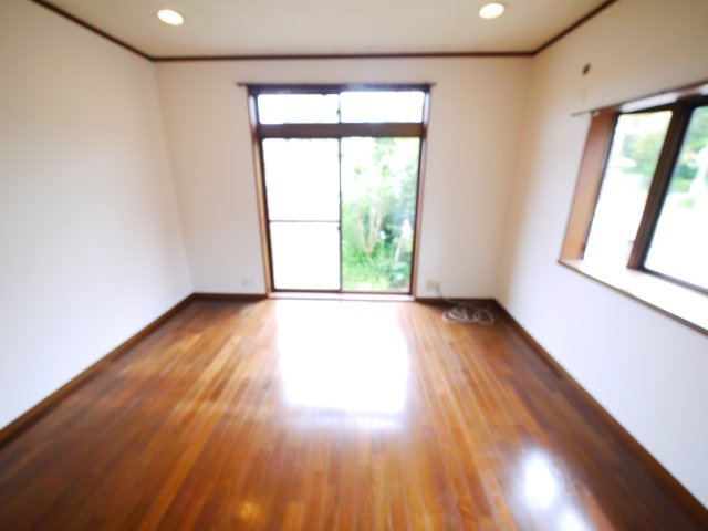 八街市文違　中古戸建の洋室|内装リフォーム済み令和8年4月 カーポート駐車2台（並列） IH システムキッチン・2階にもトイレ