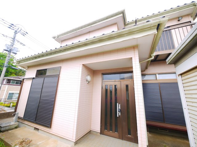 八街市文違　中古戸建の外観|内装リフォーム済み令和8年4月 カーポート駐車2台（並列） IH システムキッチン・2階にもトイレ