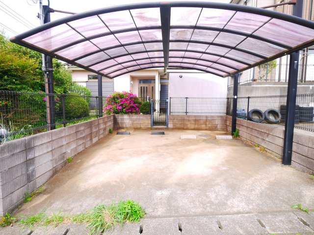 八街市文違　中古戸建の駐車場|内装リフォーム済み令和8年4月 カーポート駐車2台（並列） IH システムキッチン・2階にもトイレ