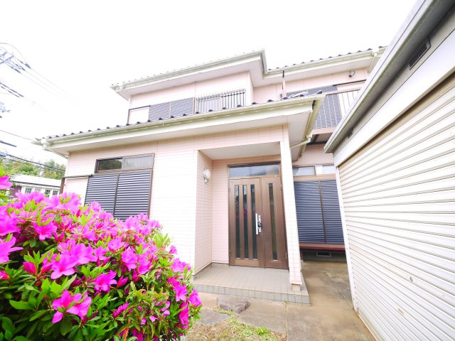 八街市文違　中古戸建の外観|内装リフォーム済み令和8年4月 カーポート駐車2台（並列） IH システムキッチン・2階にもトイレ