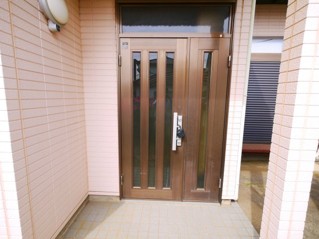 八街市文違　中古戸建の玄関|内装リフォーム済み令和8年4月 カーポート駐車2台（並列） IH システムキッチン・2階にもトイレ
