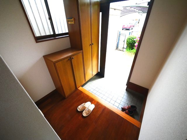 八街市文違　中古戸建の玄関|内装リフォーム済み令和8年4月 カーポート駐車2台（並列） IH システムキッチン・2階にもトイレ