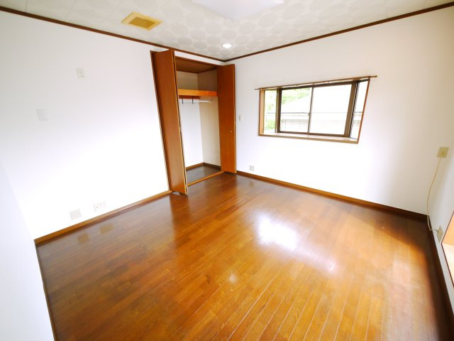 八街市文違　中古戸建の居間・リビング|内装リフォーム済み令和8年4月 カーポート駐車2台（並列） IH システムキッチン・2階にもトイレ